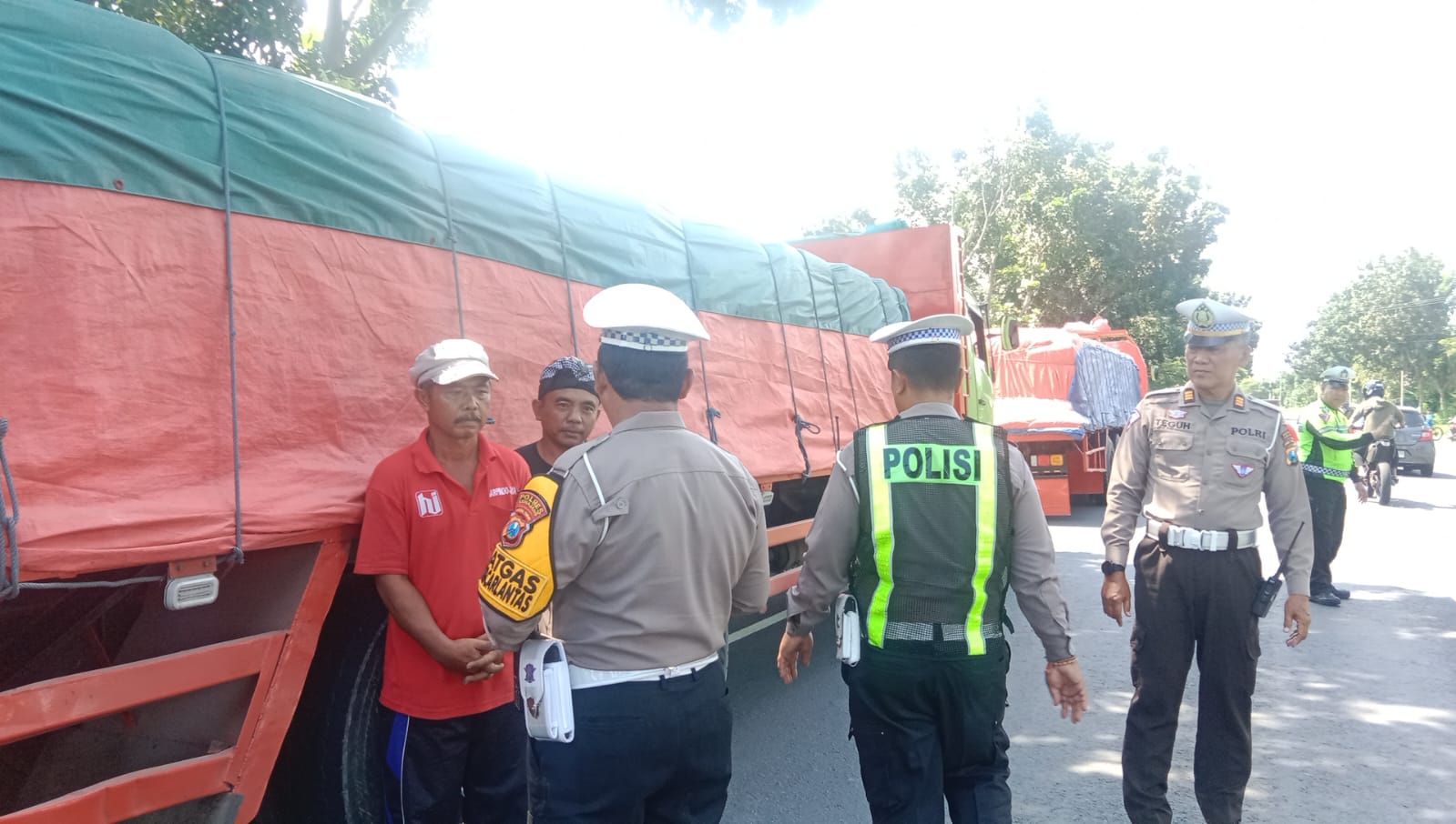 Melintas saat Arus Mudik Lebaran, Satlantas Polres Lumajang Tindak Truck Sumbu Tiga