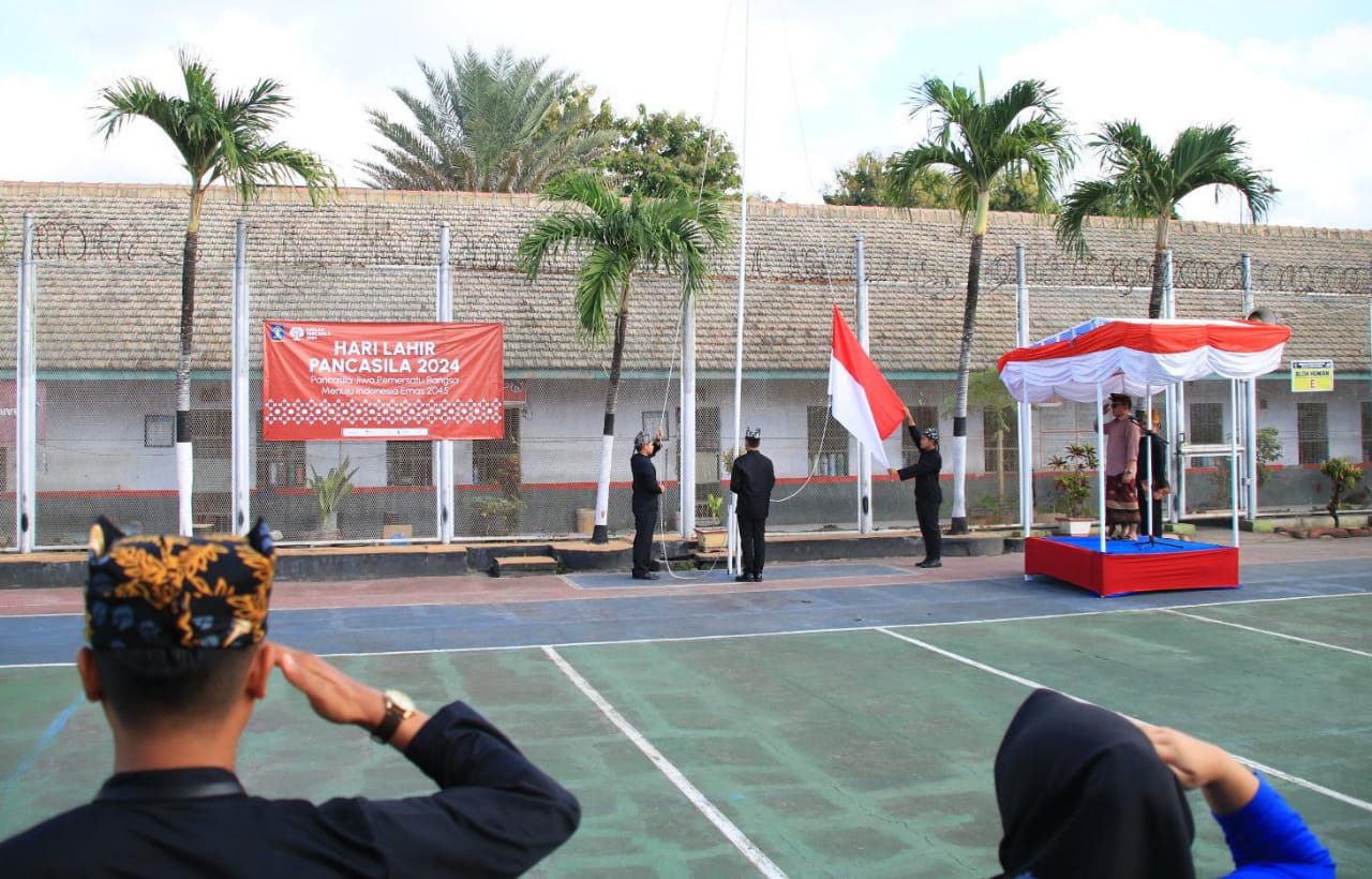 Upacara Hari Lahir Pancasila, Kalapas Banyuwangi Sampaikan Pesan Penting Kepada Warga Binaan