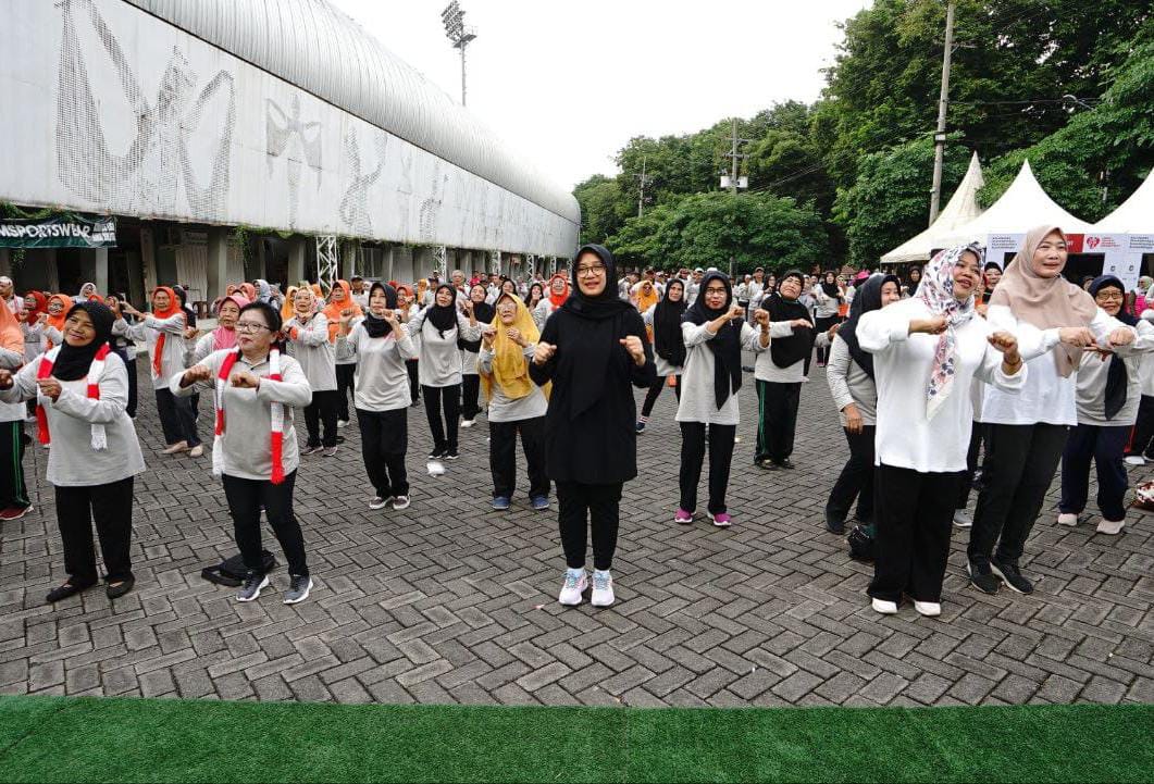 Peringati Hari Lanjut Usia Nasional, Bupati Ipuk Senam Bareng Komunitas Lansia