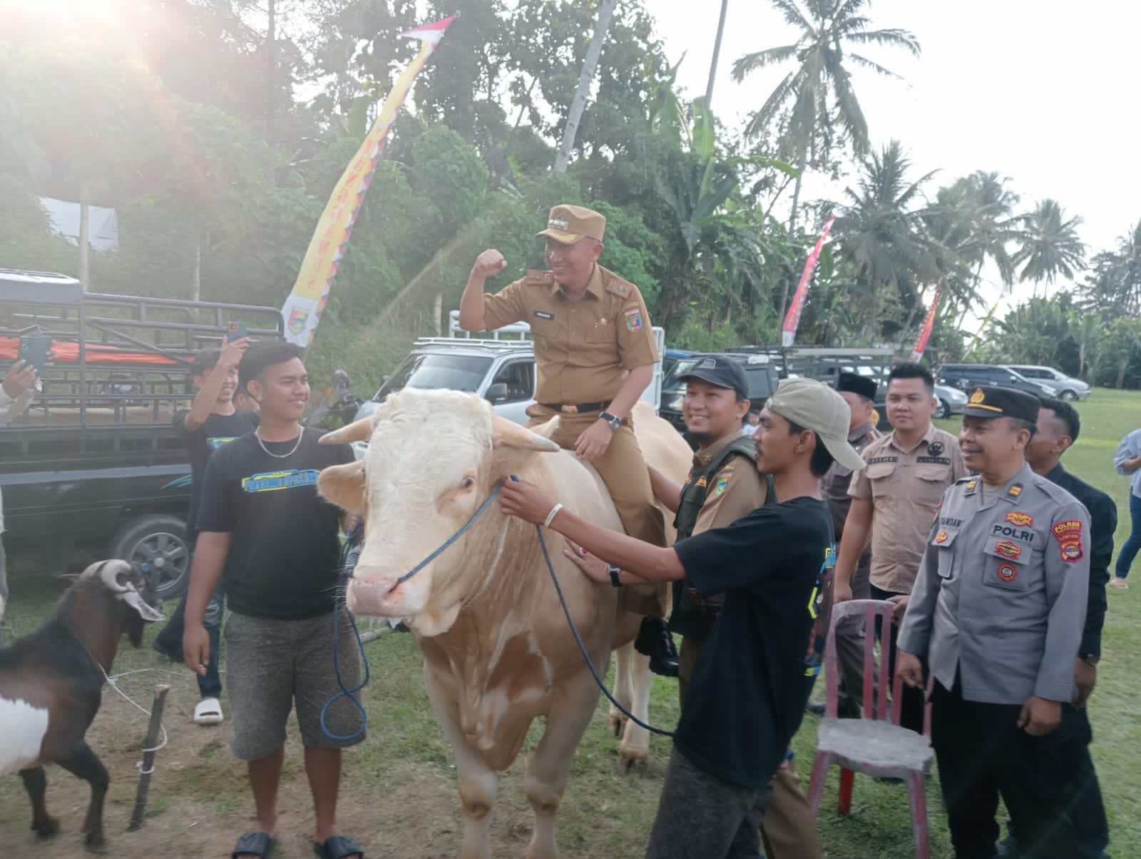 Pj. Bupati Tanggamus Mulyadi Irsan Menghadiri Sekaligus Membuka Langsung Bazar Hewan Qurban