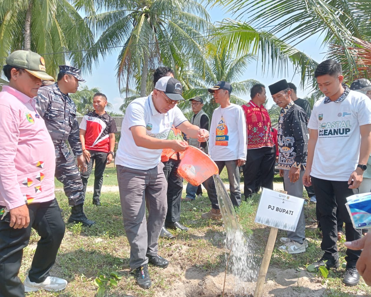 Pj. Bupati Tanggamus Mulyadi Irsan Menghadiri Kegiatan Sosialisasi Penanaman Vegetasi Pantai