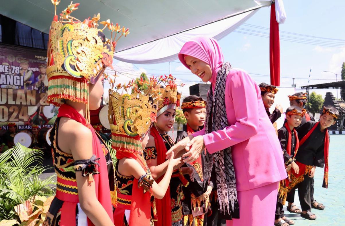 Nguri-uri Budaya Osing, Polresta Banyuwangi Gelar "Festival Kuntulan & Tari Cilik" Semarak Bhayangkara ke-78