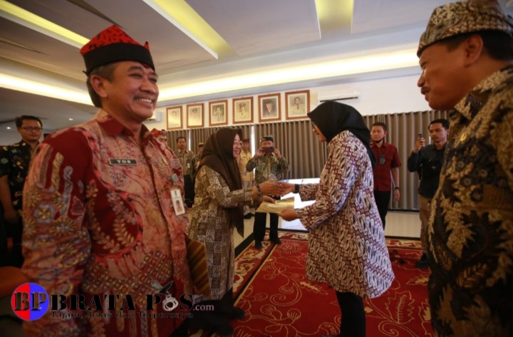Serahkan SK Penugasan 42 Kepala Puskesmas, Bupati Ipuk: Targetkan Penyelesaian Stunting