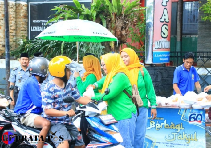 Wujud Kepedulian, Pegawai dan Dharma Wanita Lapas Banyuwangi Bagikan 450 Paket Takjil