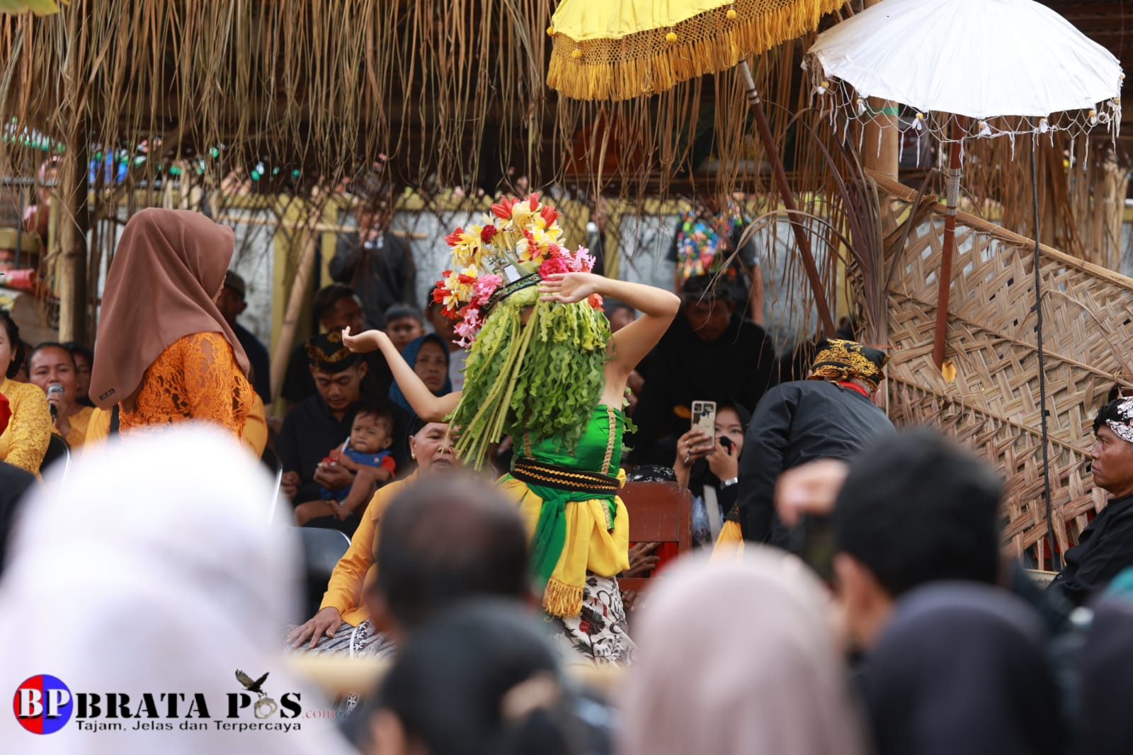 Digelar Selama Sepekan, Ritual Adat "Seblang Olehsari" Ramai Dipadati Pengunjung