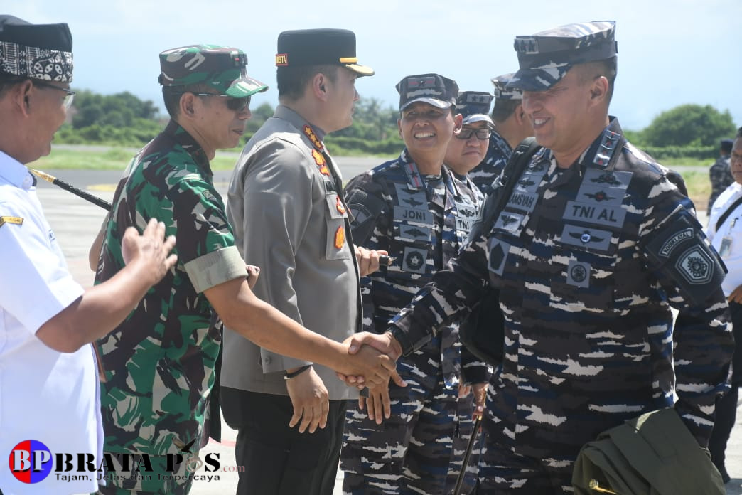 Dandim 0825/Banyuwangi Sambut Kedatangan KASAL, Dalam Rangka "LATOPSLATGAB TNI AL"