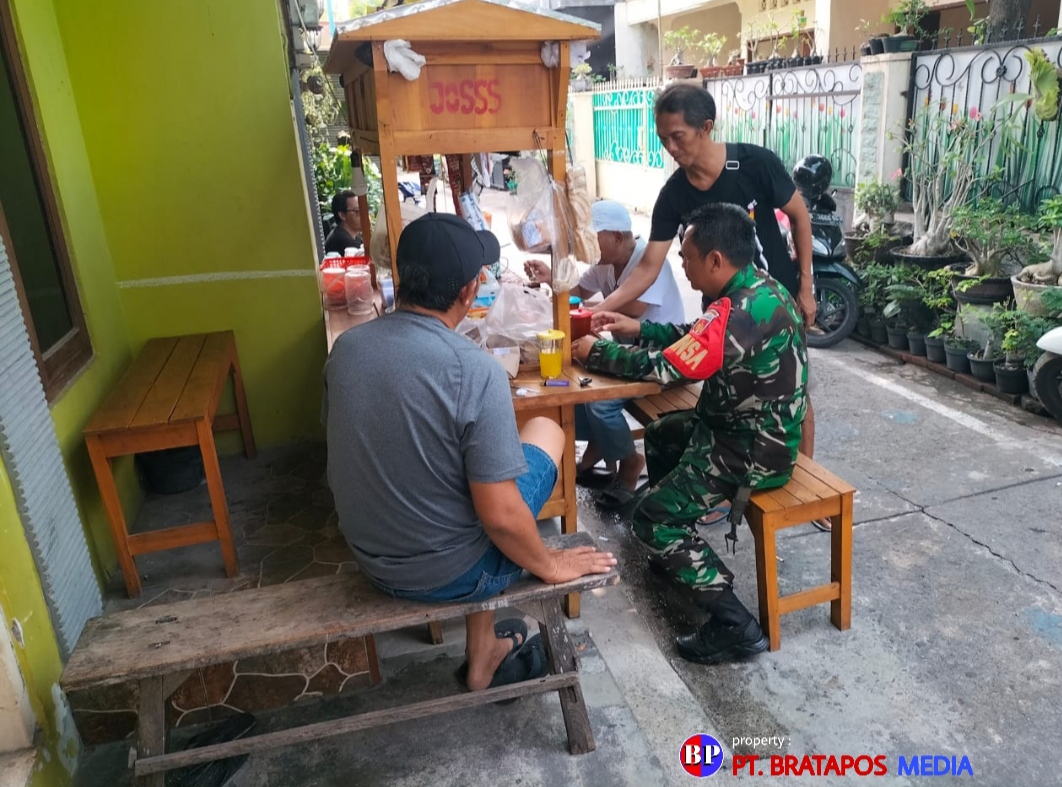 Selipkan Pesan Damai Dalam Pemilu, Babinsa Jayengan Komsos Di Warung Angkringan