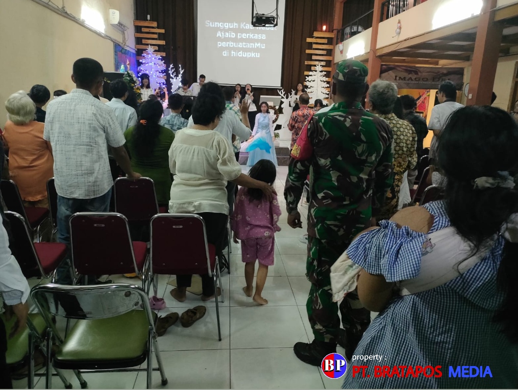 Ibadah Awal Tahun 2024, Anggota Koramil 12/Mranggen Lakukan Pengamanan di Gereja Sola Gracia