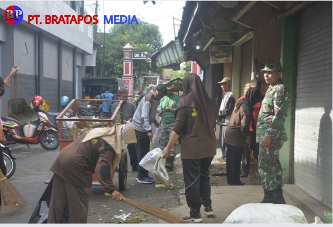 TNI Polri di Boyolali Laksanakan Baksos dan Pembersihan Pasar Simo