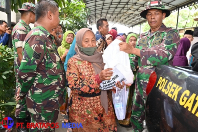 Kodim 0726/Sukoharjo dan Polres Sukoharjo Bersinergi, Bersihkan Pasar Gawok dan Bagikan Paket Sembako