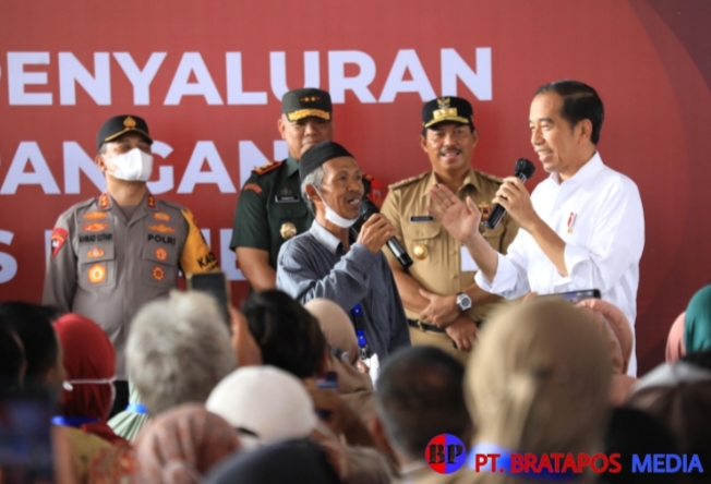 Dampingi Presiden, PJ Gubernur Berikan Bansos Untuk Warga Cilacap