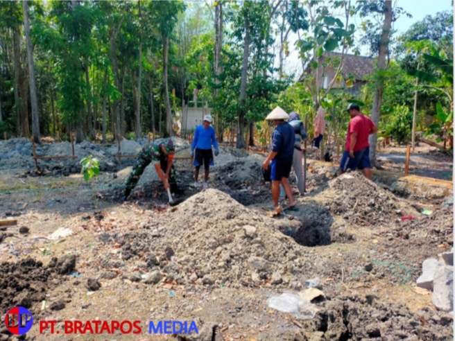 Sinergi TNI Bersama Rakyat, Babinsa Bantu Bangun Pondasi Rumah Warga