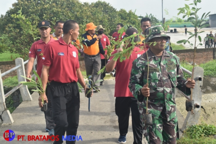 Kodim 0716/Demak Rangkul Komponen Masyarakat Tanam Pohon dan Bersihkan Lingkungan