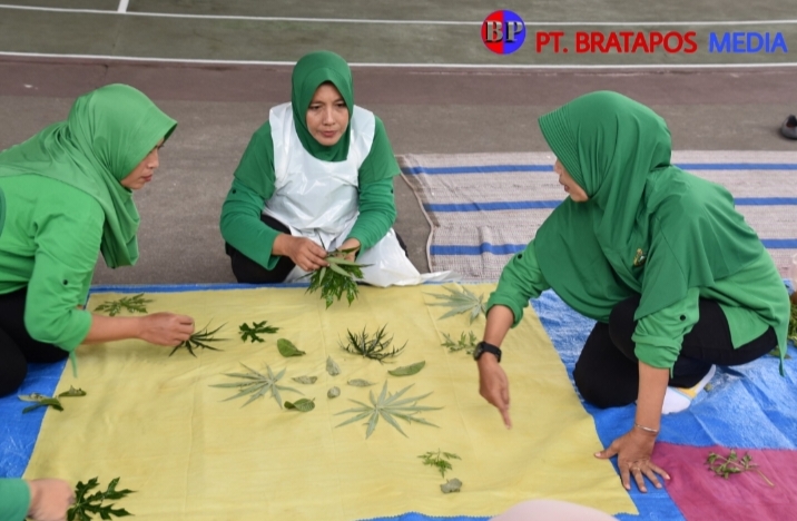 Tingkatkan Ketrampilan, Persit Kodim Grobogan Gelar Pelatihan Ecoprint