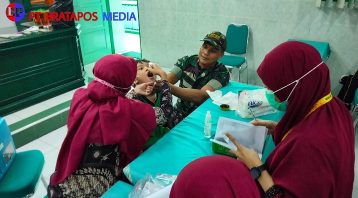 Wujud Bati Bakti TNI Dampingi Petugas Pukesmas Imunisasi Sub Polio Anak Sekolah