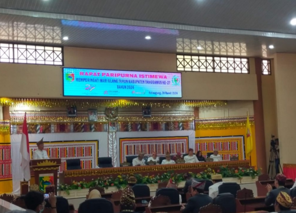 Ketua DPRD Tanggamus Heri Agus Setiawan Mengucapkan Terimakasih kepada Semua Anggota DPRD yang Hadir di Sidang Paripurna HUT Tanggamus