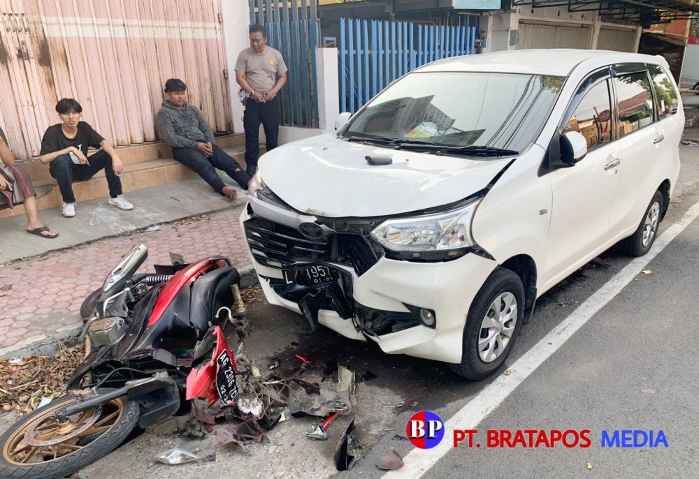 Unit Laka Polres Blitar Kota Datangi TKP Pemuda Tabrak Mobil Parkir Pinggir Jalan