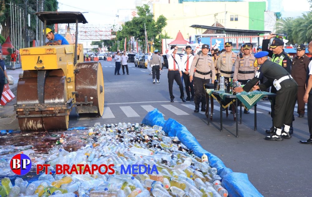 Jelang Lebaran 2024, Polres Blitar Kota Musnahkan Ribuan Botol Miras