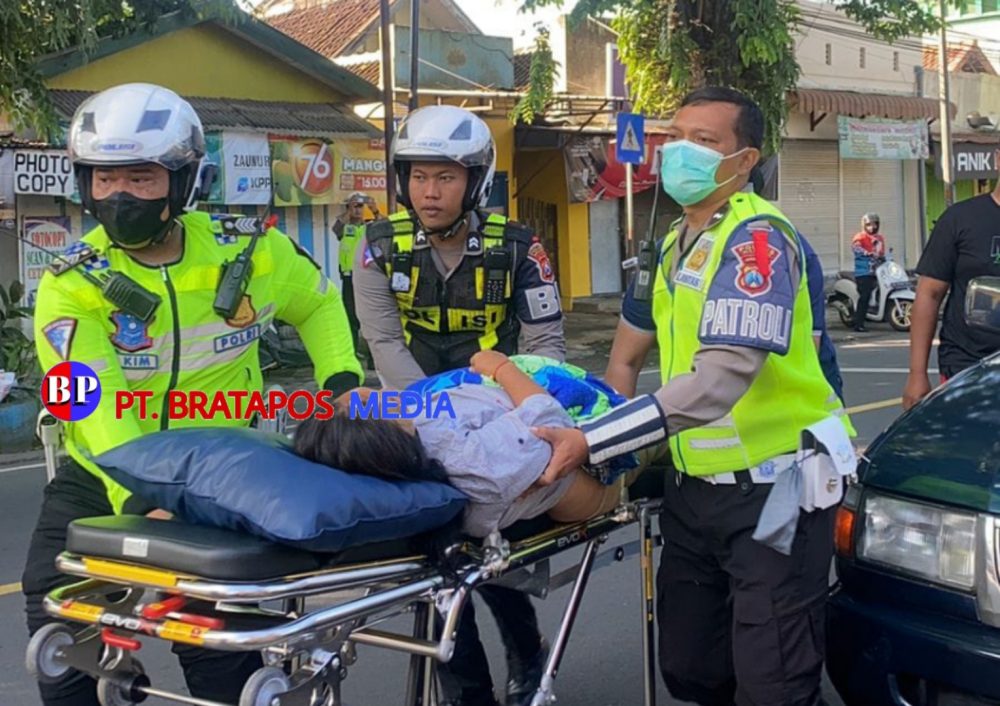 Tim Reaksi Cepat Polres Malang Evakuasi Warga Sesak Nafas Saat Mudik Lebaran