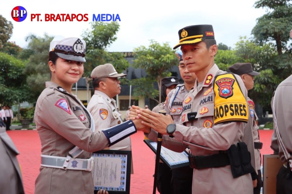 Kapolres Batu Berikan Penghargaan Kepada Anggota Berprestasi di Upacara Hari Kesadaran Nasional