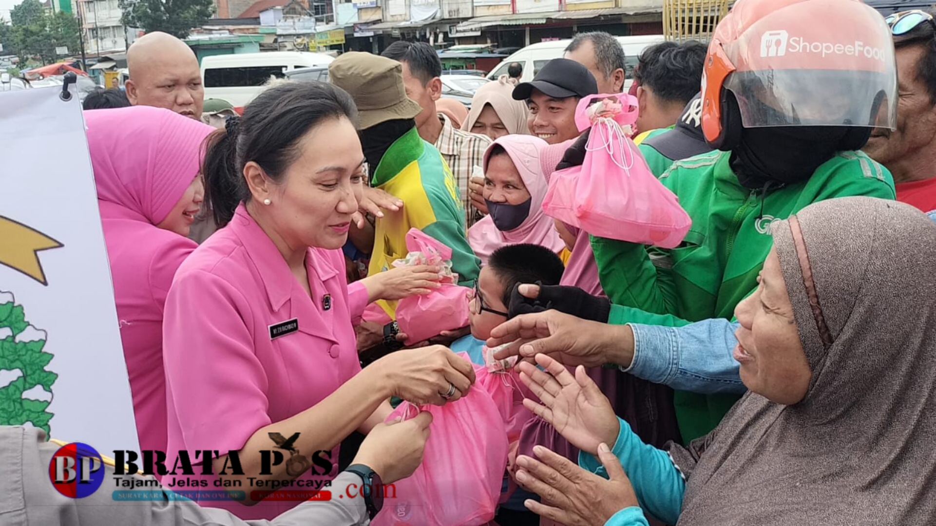 Bhayangkari Daerah Sumsel Peduli, Berbagi Takjil ke Masyarakat