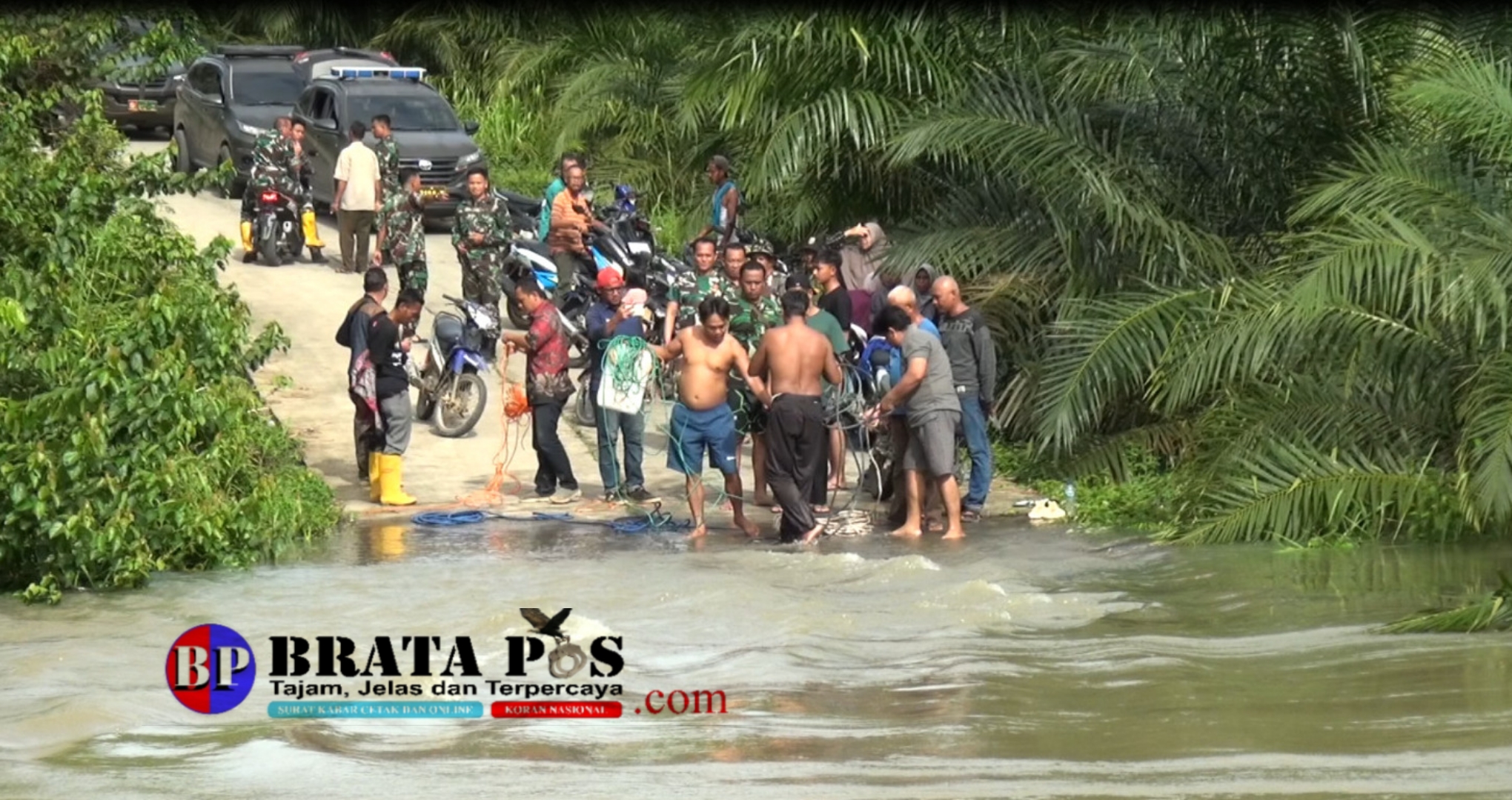 Jibaku Deras Arus Banjir, Babinsa Muara Enim dan Kades Selamatkan Petani