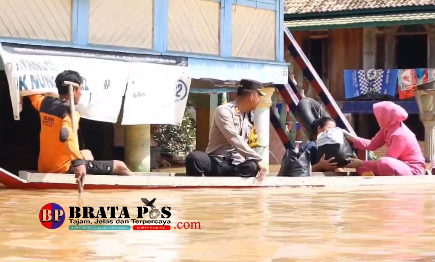 Berperahu Sampan, Kapolres OKU dan Bhayangkari Distribusikan Sembako Bantuan Kapolda Sumsel