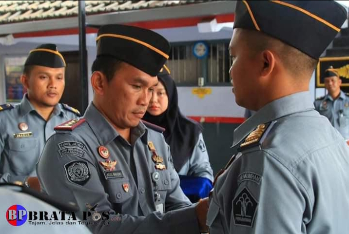Kalapas Banyuwangi Menyematkan PIN WBK Secara Simbolis Kepada Jajarannya