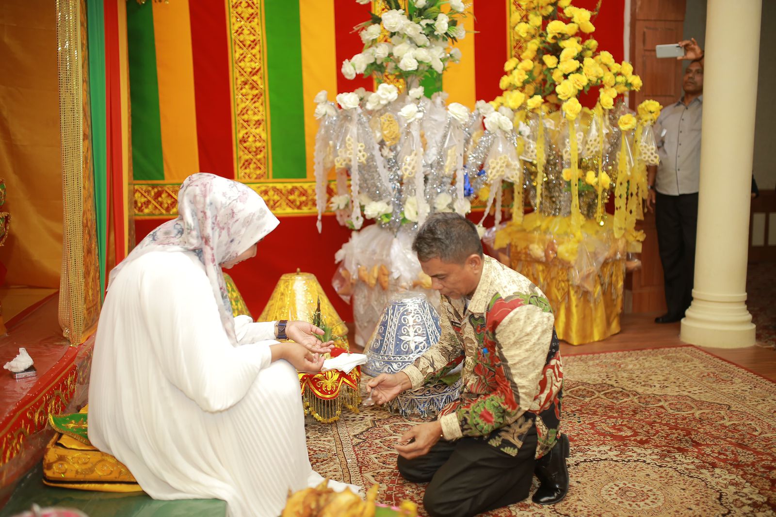 Kembali Tunai Ibadah Umrah Pj. Bupati Nagan Raya Fitriani Farhas Ditepung Tawari Oleh Sekda