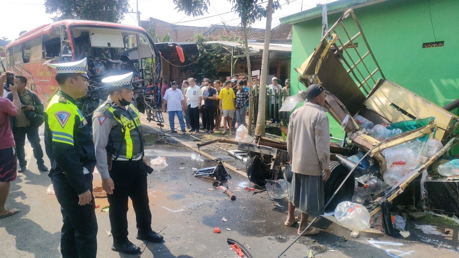 Bus Seruduk Truk, Sepeda Motor Serta Rumah Di Desa Kelampok Singosari Malang