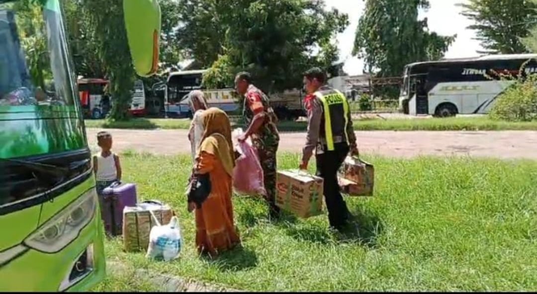 Sinergitas TNI- Polri Jaminan Rasa Aman Arus Balik Lebaran di Terminal Arya Wiraraja Sumenep