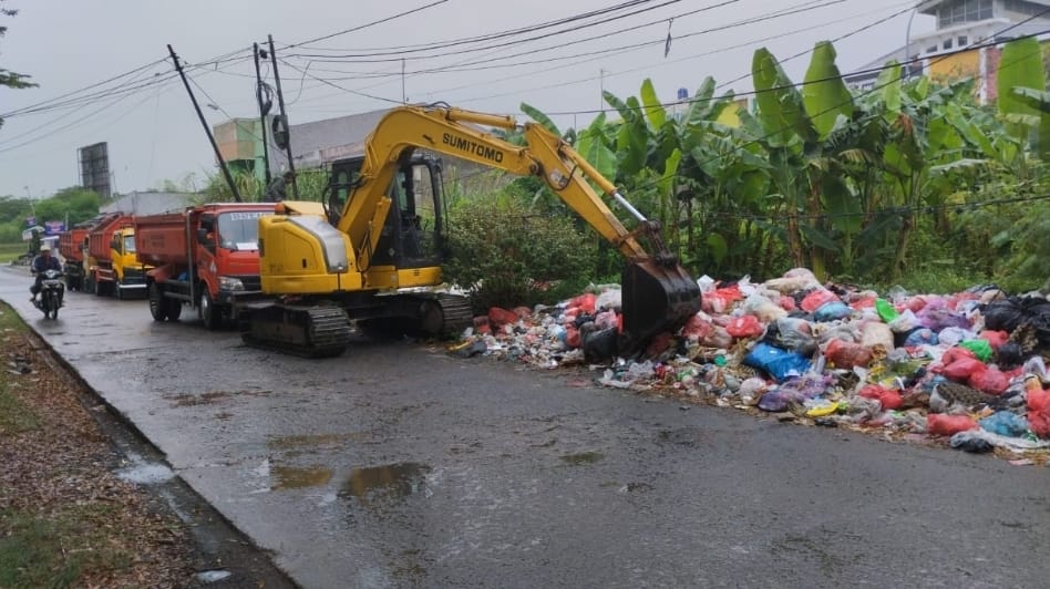 Dinas Lingkungan Hidup Kabupaten Bekasi Angkut Puluhan Ton Sampah di Dua titik Lokasi