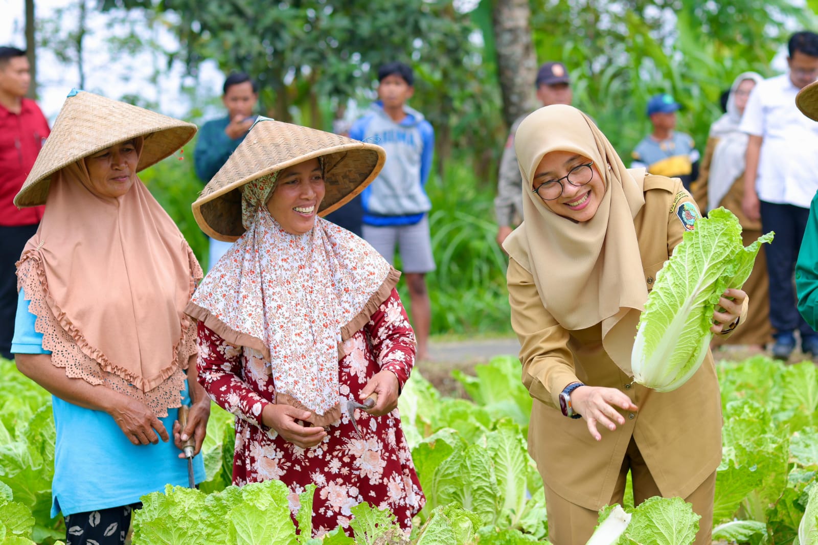 Ngantor di Dua Desa Sekaligus, Bupati Ipuk Geber Program Penguatan Ekonomi Arus Bawah
