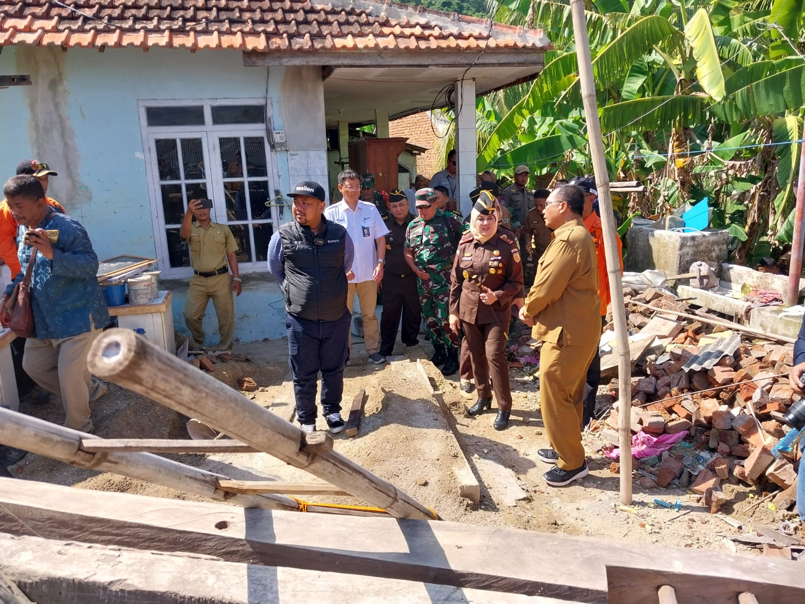 Pasca Gempa Mengguncang Pulau Bawean, Kajati Jatim Didampingi Forkompinda Gresik Tinjau Huntara Para Korban