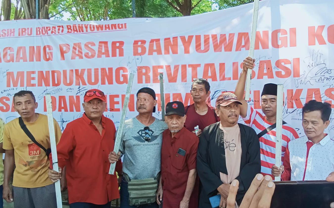 Dukung Revitalisasi dan Menerima Relokasi, Pedagang Pasar Lakukan Aksi Tandatangan Bersama