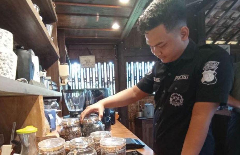 Perjuangan Keras Seorang Pemuda, Dari Buka Kafe Hingga Sukses Jadi Anggota Polisi