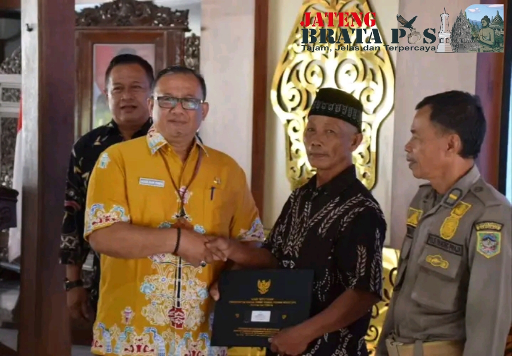 Pj Sekda Banyumas Agus Nur Hadie Serahkan SK Pensiun Kepada 196 ASN