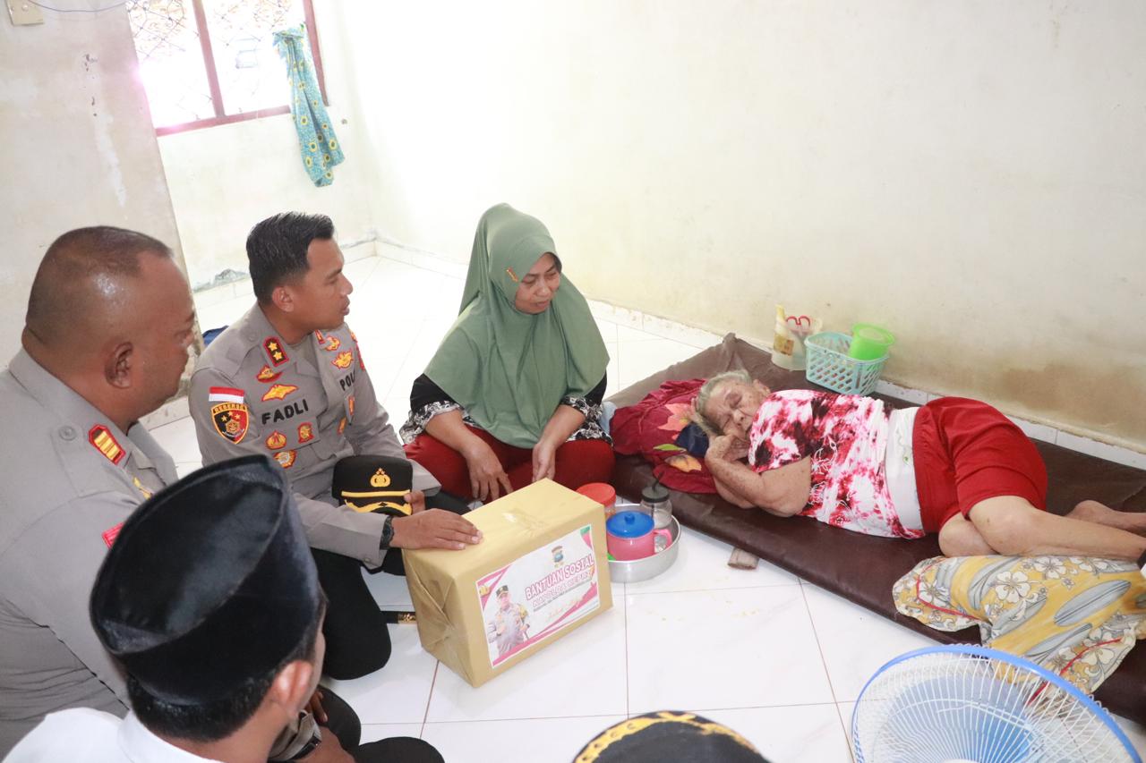 Kapolres Karimun Berikan Bantuan Sosial Kepada Masyarakat Kec. Durai