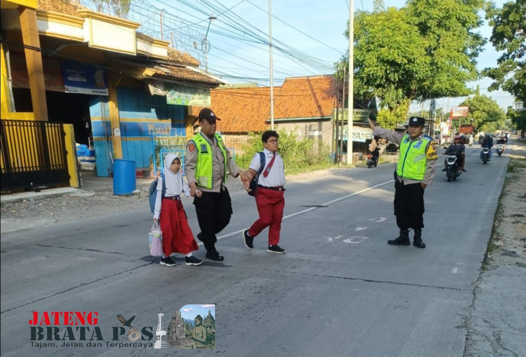 Polres Grobogan Berikan Pelayanan Pada Masyarakat; Sebrangkan Anak-anak Kecil Sekolah