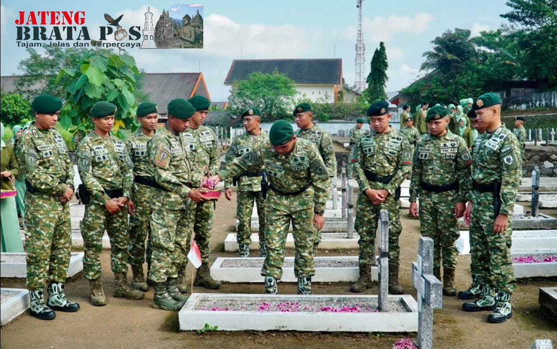 Prajurit dan Persit Yonarmed 11 Kostrad Ziarah ke TMP Giri Dharmoloyo