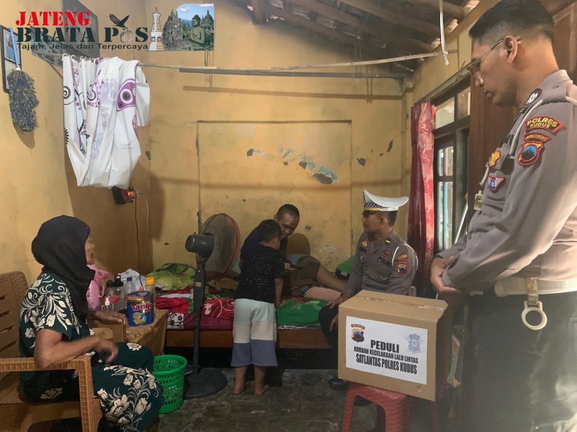 Kepala Unit Gakkum Ipda Wahyu Agung Menjeguk Korban Laka Lantas, Berikan Rasa Empati dan Suport Agar Semangat Untuk Pulih