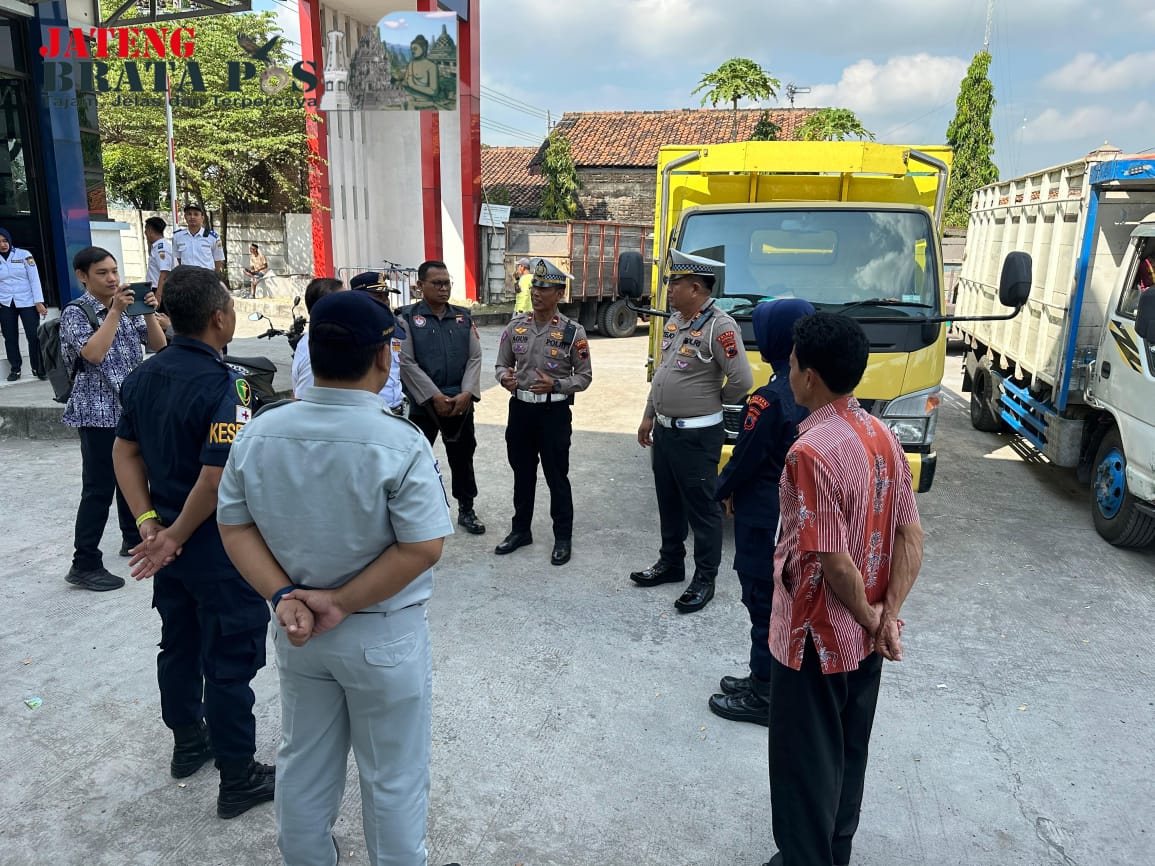 Kasatlantas Polres Grobogan Gelar Pemeriksaan Truk Dan Bagi Sembako