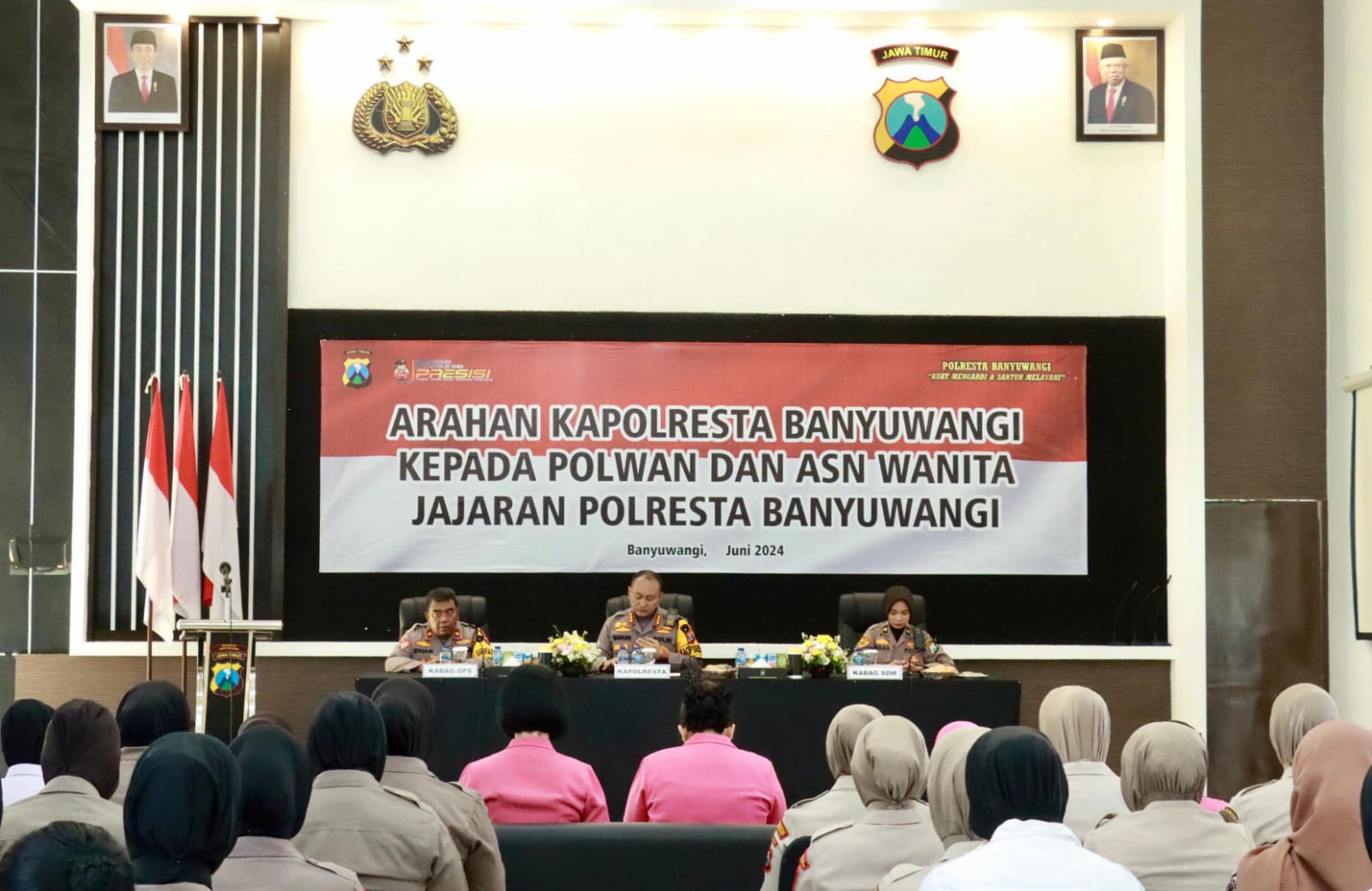 Tingkatkan Profesionalisme, Polwan dan ASN Wanita Polresta Banyuwangi Menerima Pengarahan