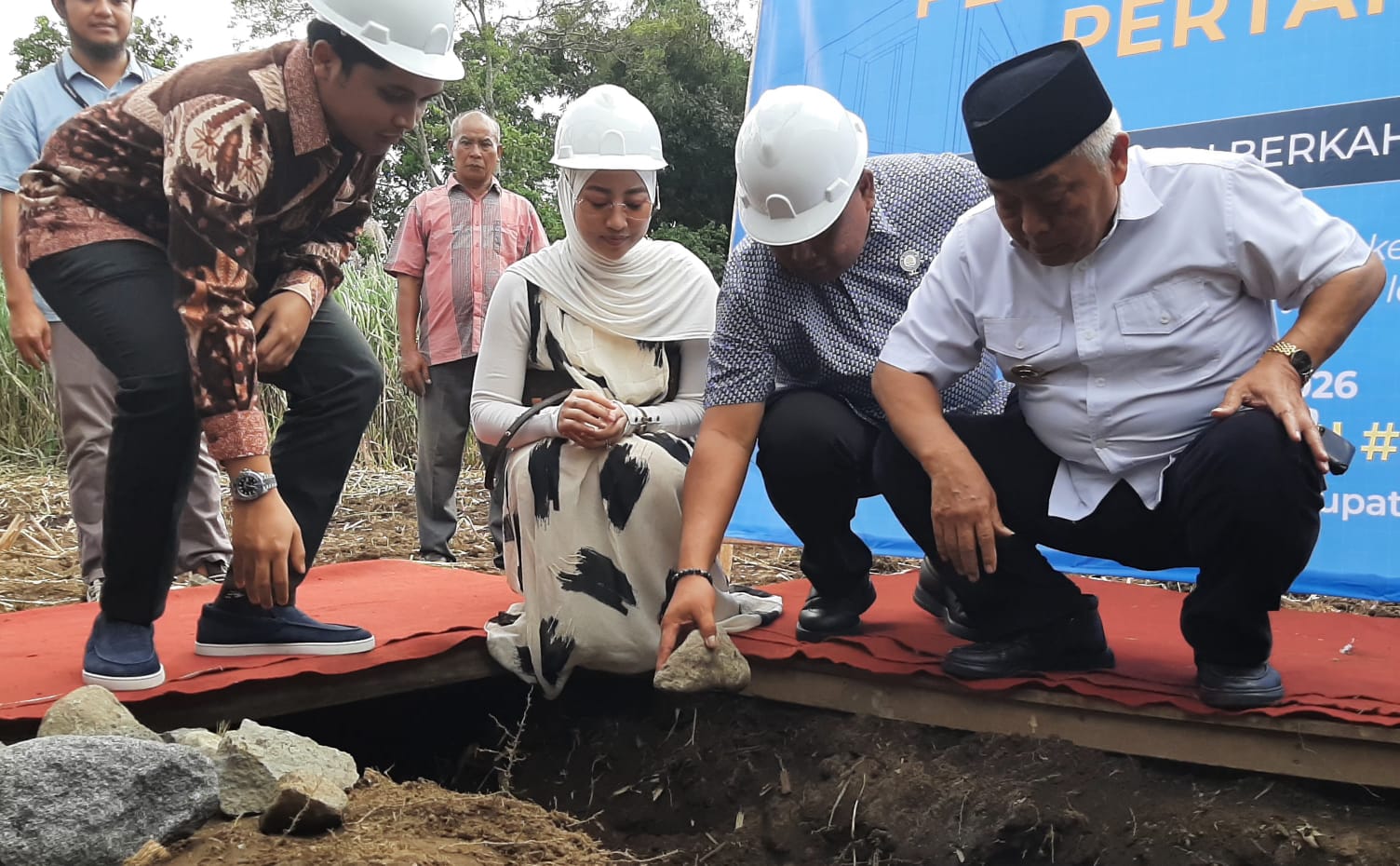 Abah Sanusi Letak Batu Pertama SPPG Turen #006, Target 90 Persen Warga Malang Terlayani MBG