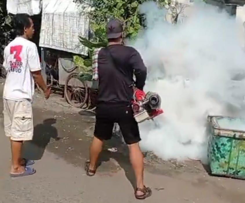 Antusias Masyarakat Dusun Klagen Desa Tropodo Krian Dalam Mengantisipasi Nyamuk Demam Berdarah Dengue Dengan Cara Fogging