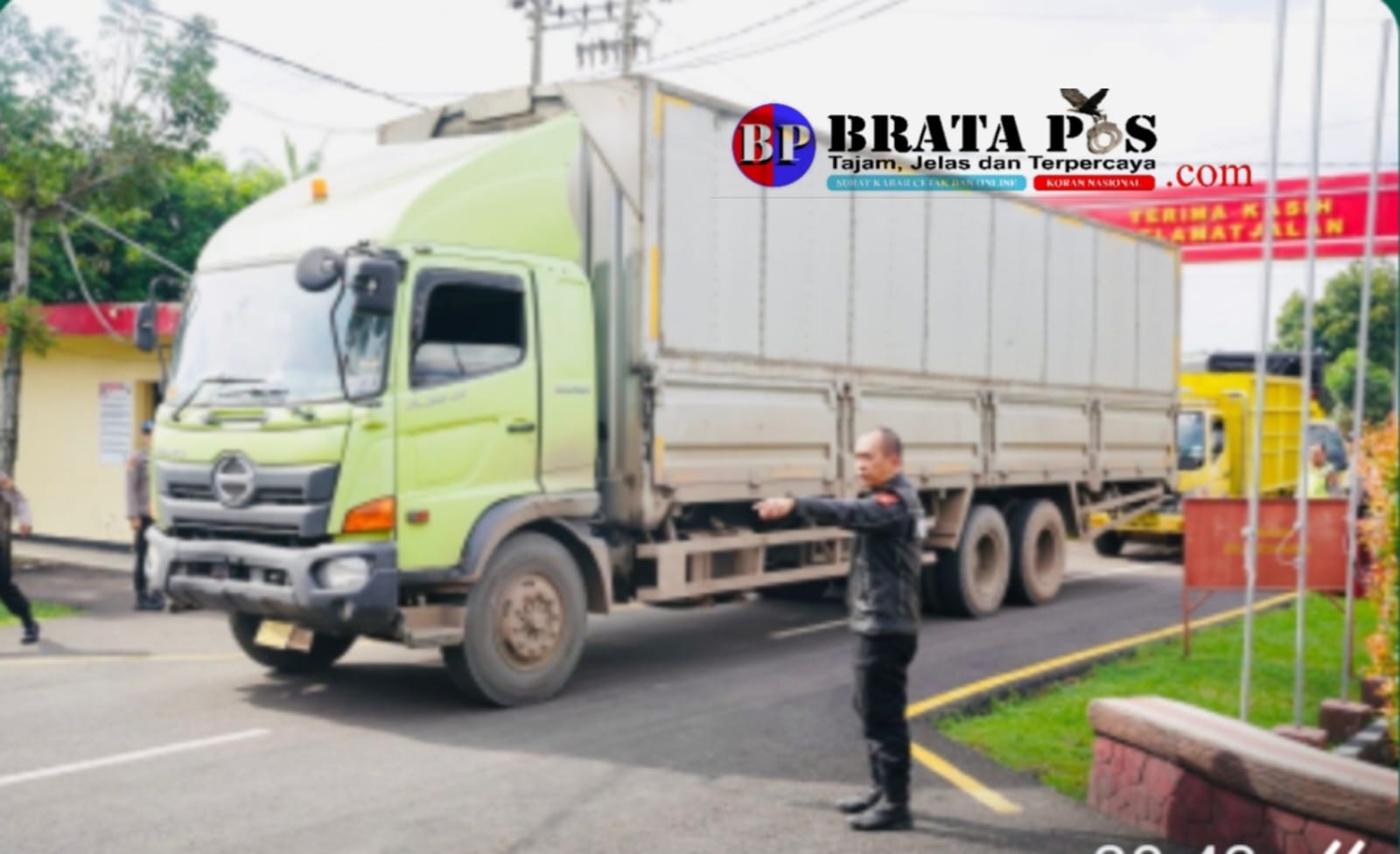 Menggunakan Motor, Kapolda Sumsel Irjen Rachmad Wibowo Turun Langsung ke Lapangan Urai Kemacetan di Banyuasin