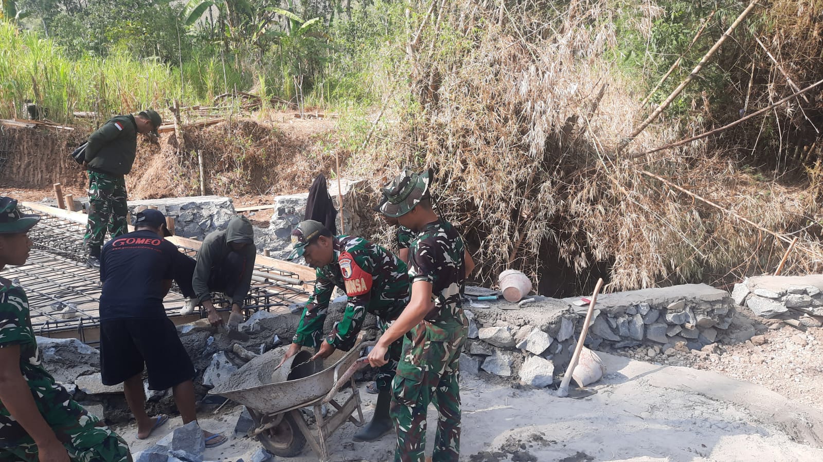 Babinsa Desa Bulu Lor Berperan Ganda Sebagai Pembina Desa Juga Sebagai Penggerak Pembangunan Baik Fisik Maupun non Fisik Pada Program TMMD