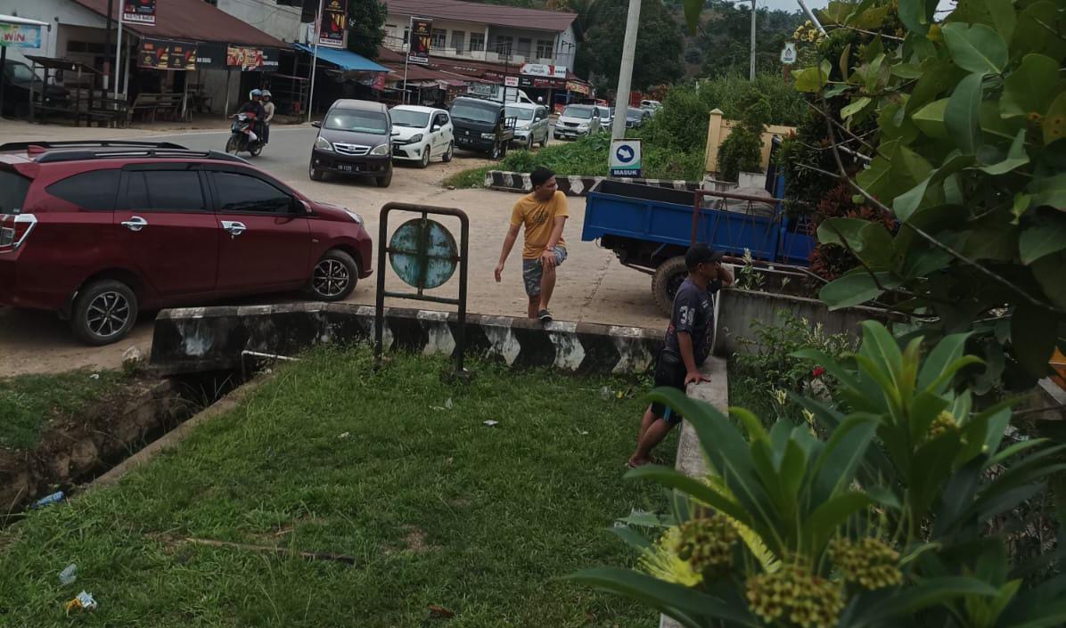 BBM Langka di Melawi, Antrean SPBU Mengular Hingga Berjam-jam