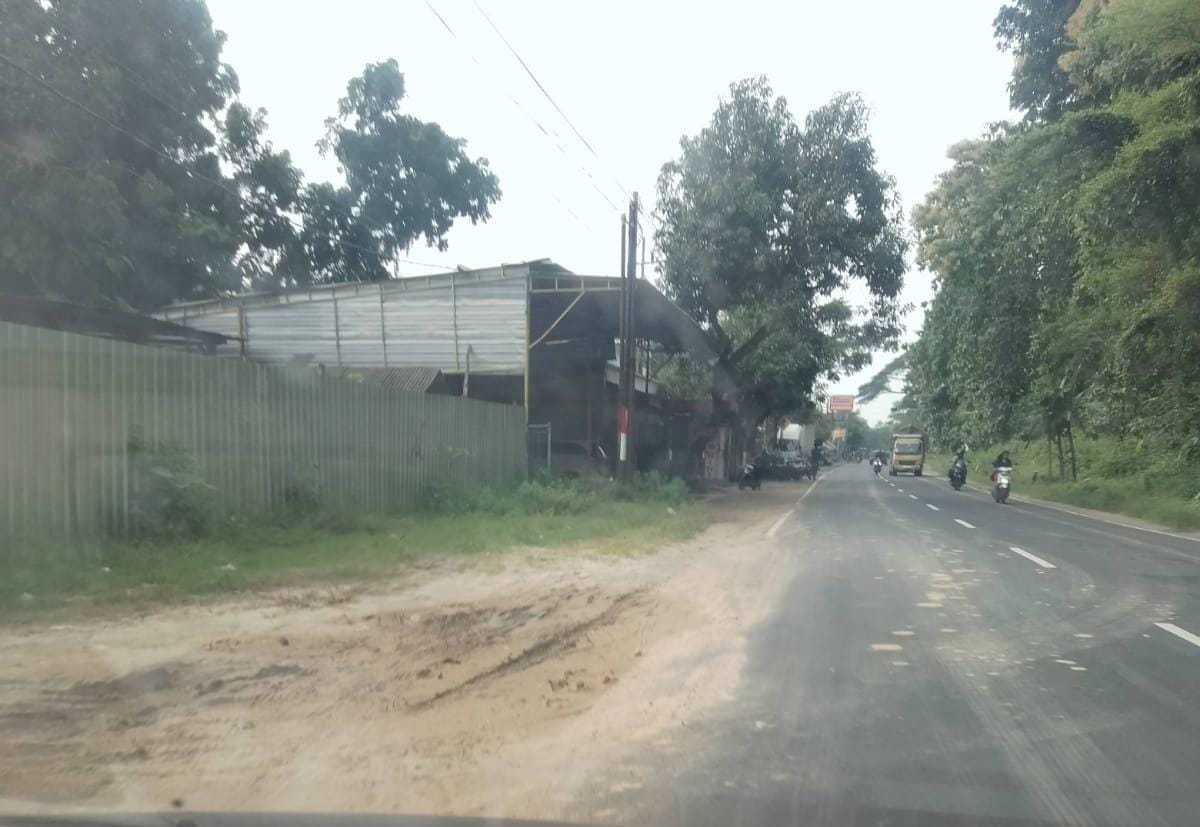 Belum Ada Tindakan Tegas dari Dinas Terkait tentang Jalan Licin akibat Ceceran Pasir Silika di Parengan