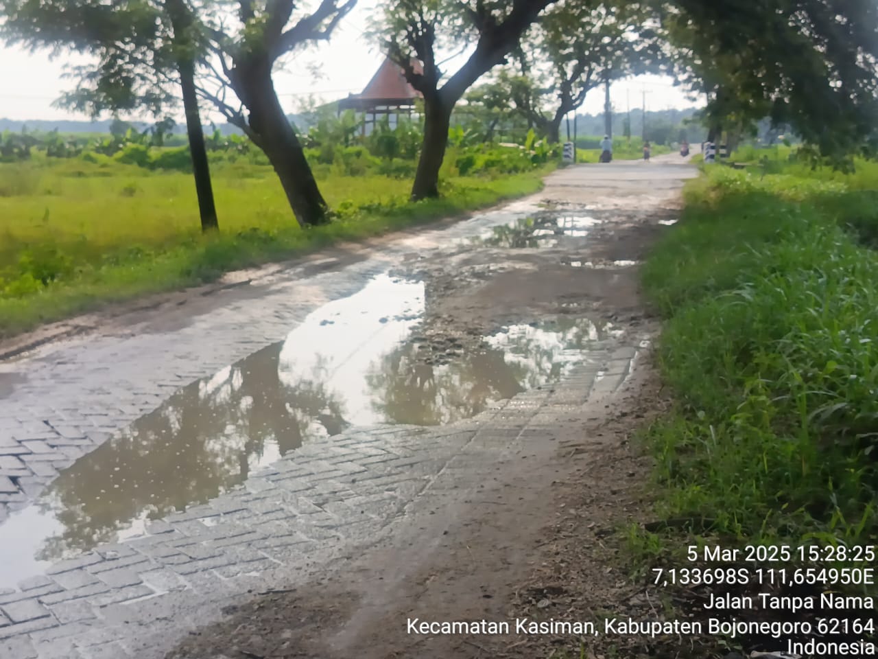 Bertahun-tahun Tak Diperbaiki, Jalan Desa Sidomukti Rusak Parah
